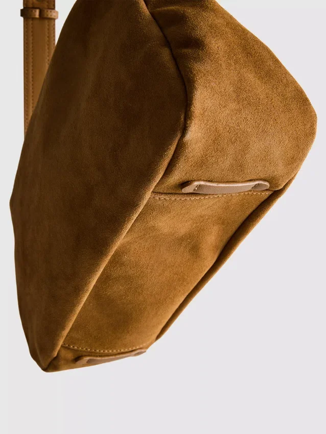 Die „The Edit“-Umhängetasche aus Wildleder mit Umschlag Die „The Edit“-Umhängetasche aus Wildleder mit Umschlag
