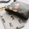 Disney-Mickey-Mouse-Geldbörse aus Kunstleder mit Umhängeband Disney-Mickey-Mouse-Geldbörse aus Kunstleder mit Umhängeband