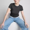 Doppellagiges T-Shirt mit Rundhalsausschnitt Doppellagiges T-Shirt mit Rundhalsausschnitt