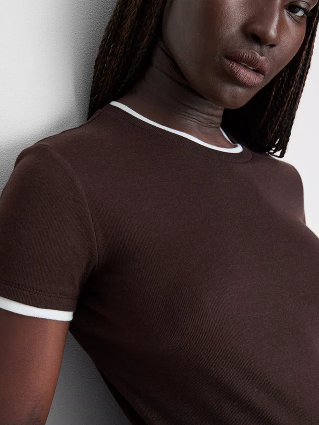 Doppellagiges T-Shirt mit Rundhalsausschnitt Doppellagiges T-Shirt mit Rundhalsausschnitt