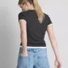 Doppellagiges T-Shirt mit Rundhalsausschnitt Doppellagiges T-Shirt mit Rundhalsausschnitt