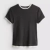 Doppellagiges T-Shirt mit Rundhalsausschnitt Doppellagiges T-Shirt mit Rundhalsausschnitt