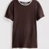 Doppellagiges T-Shirt mit Rundhalsausschnitt Doppellagiges T-Shirt mit Rundhalsausschnitt