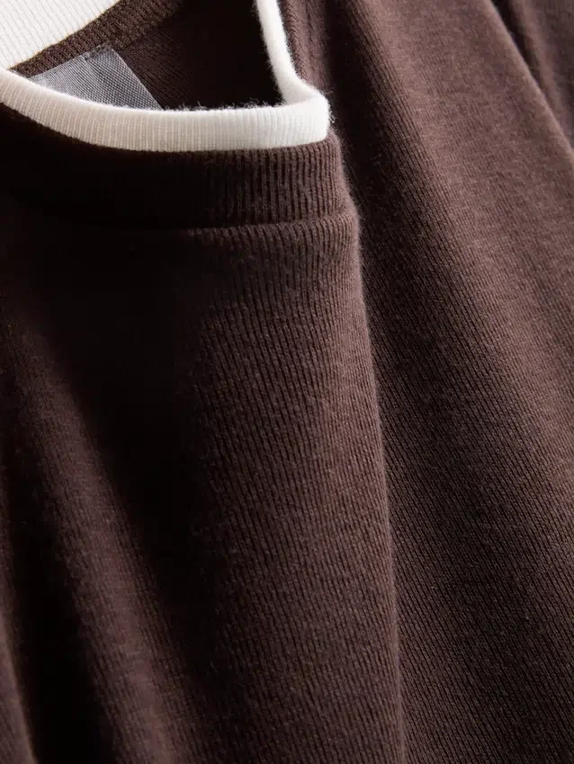 Doppellagiges T-Shirt mit Rundhalsausschnitt Doppellagiges T-Shirt mit Rundhalsausschnitt