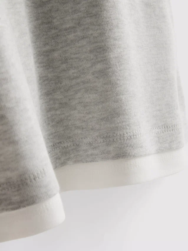 Doppellagiges T-Shirt mit Rundhalsausschnitt Doppellagiges T-Shirt mit Rundhalsausschnitt