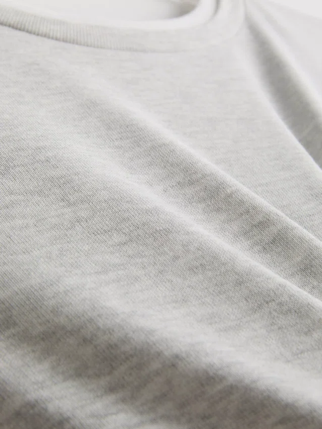 Doppellagiges T-Shirt mit Rundhalsausschnitt Doppellagiges T-Shirt mit Rundhalsausschnitt