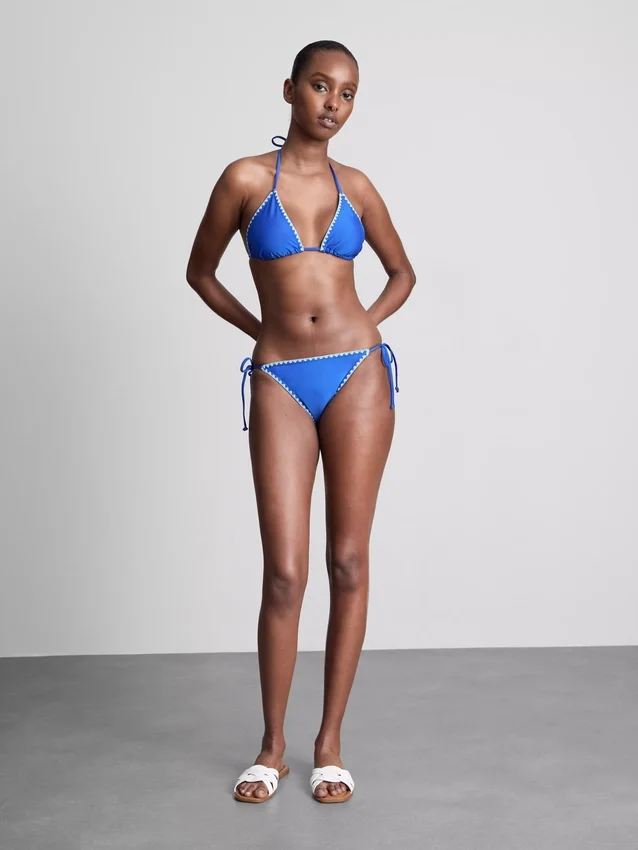 Dreieck-Bikini-Oberteil mit Ziernähten Dreieck-Bikini-Oberteil mit Ziernähten