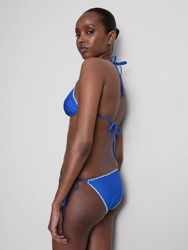 Dreieck-Bikini-Oberteil mit Ziernähten Dreieck-Bikini-Oberteil mit Ziernähten