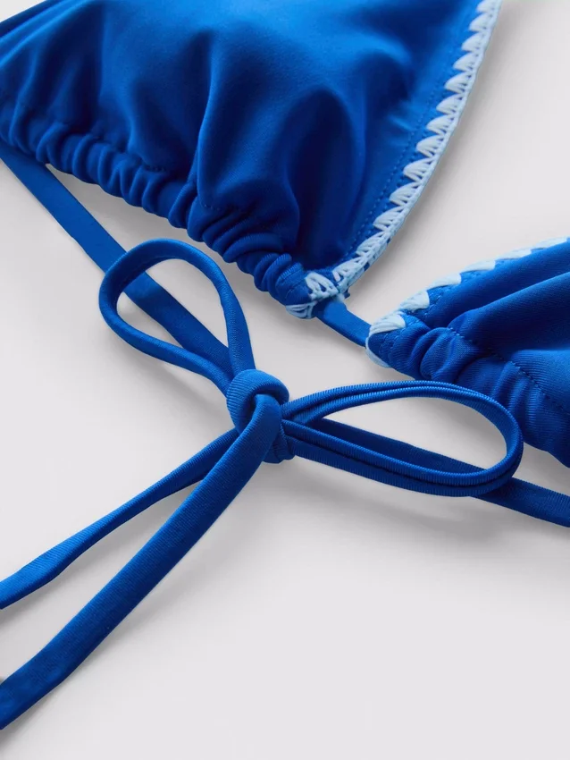Dreieck-Bikini-Oberteil mit Ziernähten Dreieck-Bikini-Oberteil mit Ziernähten