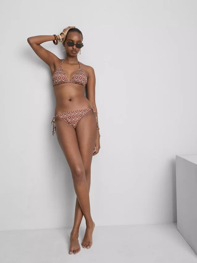 Dreieck-Bikini-Set mit seitlichen Bändern Dreieck-Bikini-Set mit seitlichen Bändern