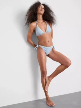 Dreieckiges Bikini-Oberteil im Gingham-Muster mit Gänseblümchen-Borte Dreieckiges Bikini-Oberteil im Gingham-Muster mit Gänseblümchen-Borte