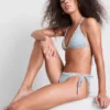 Dreieckiges Bikini-Oberteil im Gingham-Muster mit Gänseblümchen-Borte Dreieckiges Bikini-Oberteil im Gingham-Muster mit Gänseblümchen-Borte
