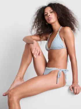 Dreieckiges Bikini-Oberteil im Gingham-Muster mit Gänseblümchen-Borte Dreieckiges Bikini-Oberteil im Gingham-Muster mit Gänseblümchen-Borte