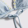Dreieckiges Bikini-Oberteil im Gingham-Muster mit Gänseblümchen-Borte Dreieckiges Bikini-Oberteil im Gingham-Muster mit Gänseblümchen-Borte