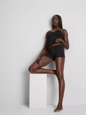 Eng anliegendes Cami-Top und kurze Shorts zum Schlafanzug