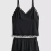 Eng anliegendes Cami-Top und kurze Shorts zum Schlafanzug