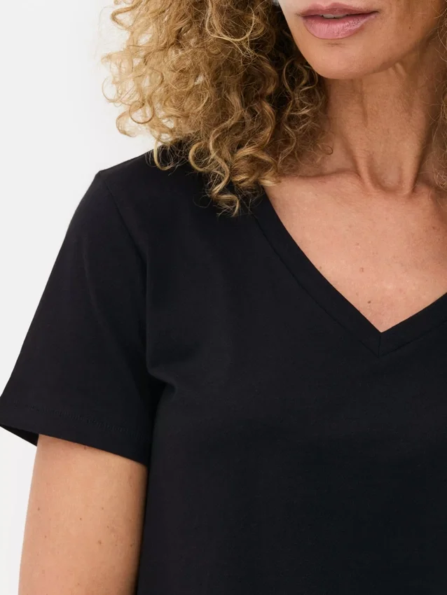 Essential T-Shirt mit V-Ausschnitt Essential T-Shirt mit V-Ausschnitt
