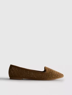 Flache Schuhe mit Ausschnitten