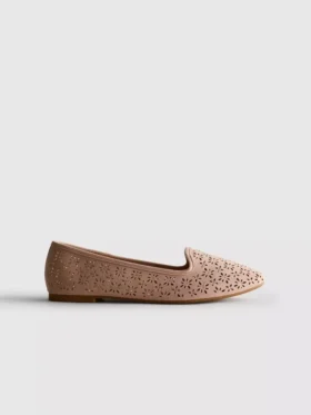 Flache Schuhe mit Ausschnitten