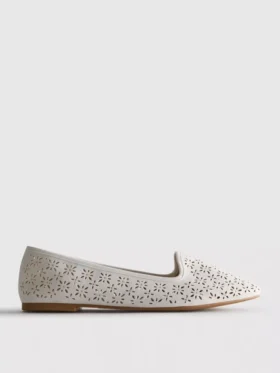 Flache Schuhe mit Ausschnitten