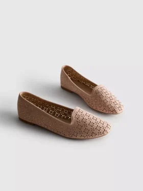 Flache Schuhe mit Ausschnitten