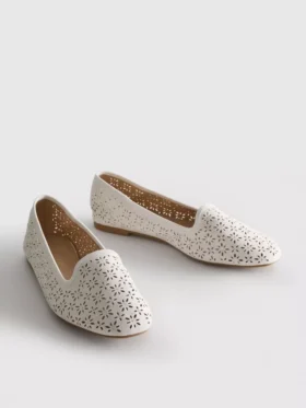 Flache Schuhe mit Ausschnitten