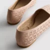 Flache Schuhe mit Ausschnitten