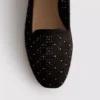 Flache Schuhe mit Ausschnitten