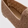 Flache Schuhe mit Ausschnitten
