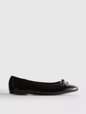 Flache Schuhe mit Lack