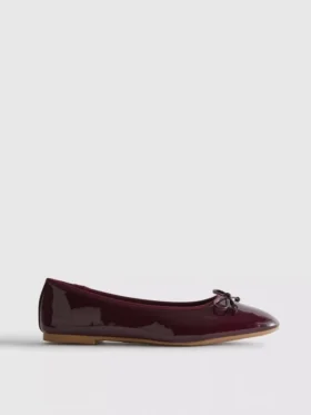 Flache Schuhe mit Lack