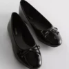 Flache Schuhe mit Lack