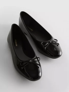 Flache Schuhe mit Lack