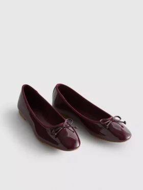 Flache Schuhe mit Lack