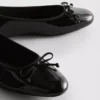 Flache Schuhe mit Lack