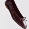 Flache Schuhe mit Lack