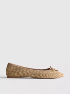 Flache Schuhe mit Perlenverzierung