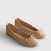 Flache Schuhe mit Perlenverzierung