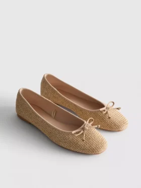 Flache Schuhe mit Perlenverzierung