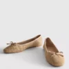 Flache Schuhe mit Perlenverzierung