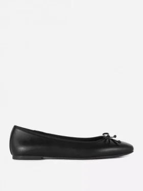 Flache Schuhe mit Schleife