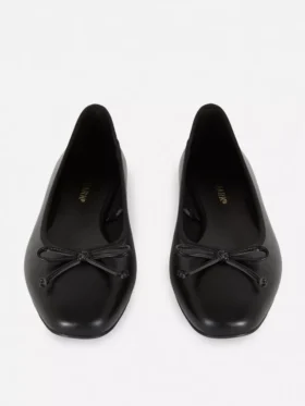 Flache Schuhe mit Schleife