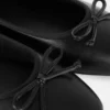 Flache Schuhe mit Schleife