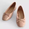 Flache Schuhe mit Schleife aus Kunstleder