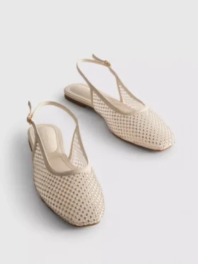 Flache Schuhe mit Strasssteinen und Fersenriemen