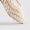 Flache Schuhe mit Strasssteinen und Fersenriemen