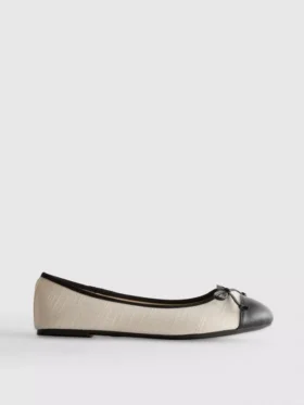 Flache Schuhe mit Zehenkappe