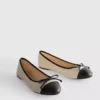 Flache Schuhe mit Zehenkappe
