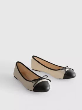 Flache Schuhe mit Zehenkappe