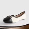 Flache Schuhe mit Zehenkappe